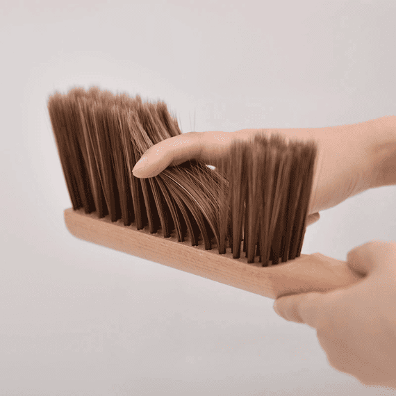Hình ảnh sản phẩm Bàn chải phủi bụi cán gỗ làm sạch bụi trên sofa, giường, tủ
