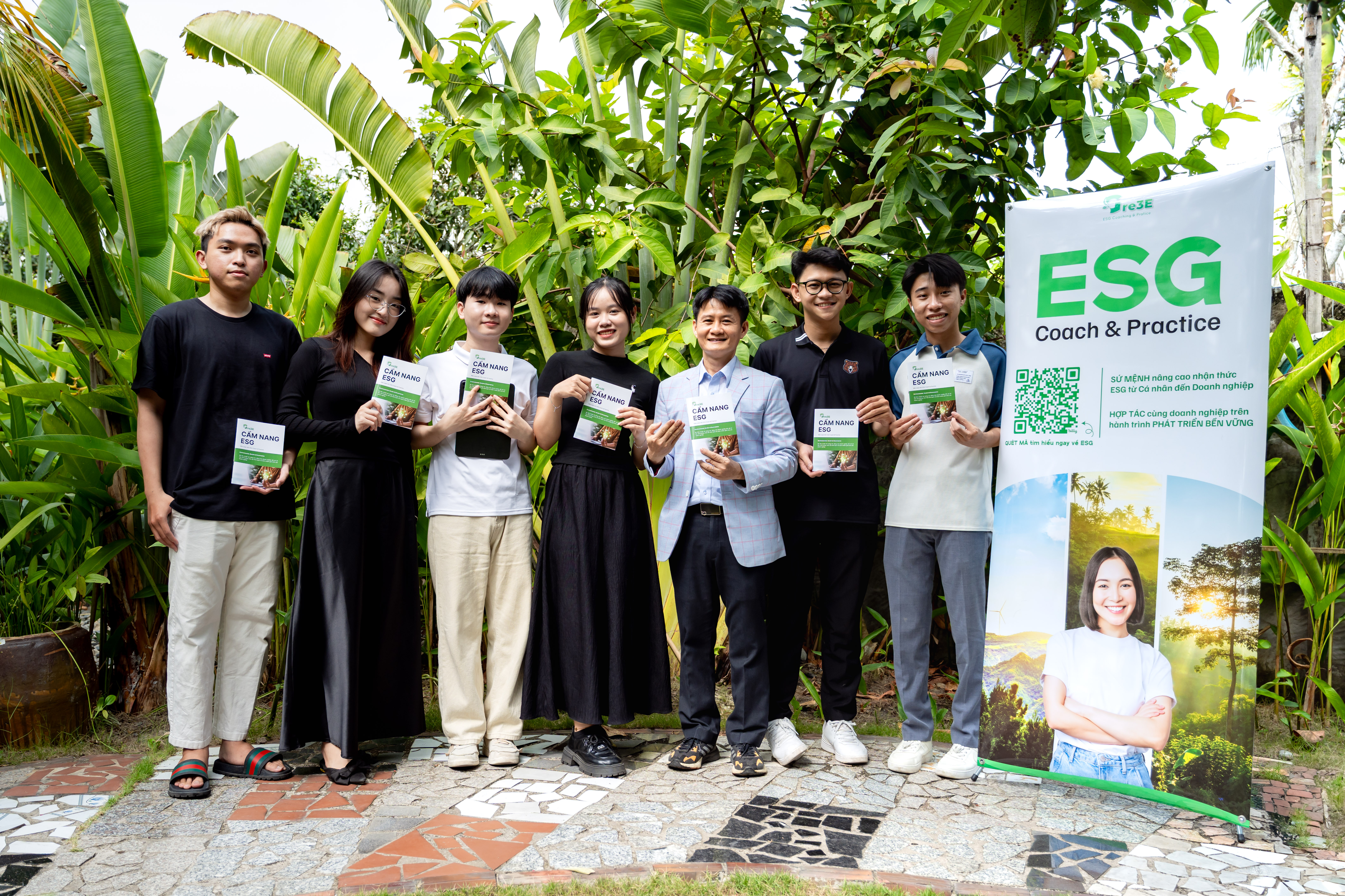 Hình ảnh team cùng thầy Võ Thiên Ân chụp ảnh với cẩm nang ESG